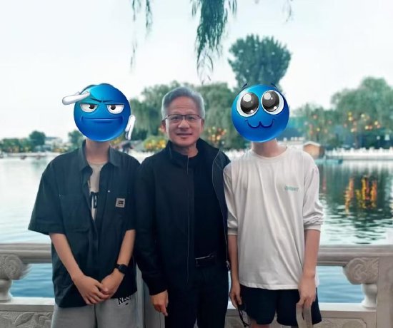 亿融配资 偶遇黄仁勋夜游什刹海，网友：收亲笔签名红包，沾好运